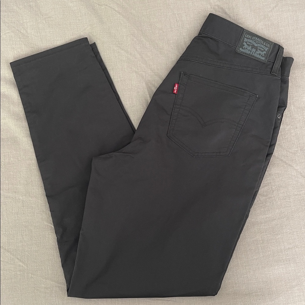 Levi's High-Waisted Mom Jeans
Tapered Leg Black